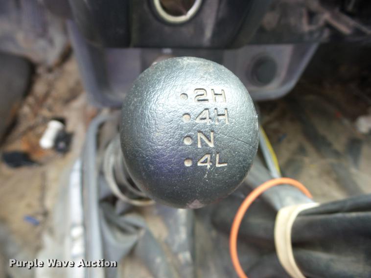 image for item K6305 1998 Nissan Frontier King Cab pickup truck