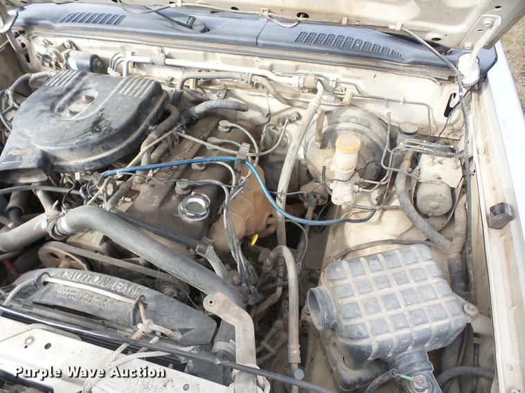 image for item K6305 1998 Nissan Frontier King Cab pickup truck