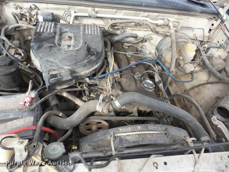 image for item K6305 1998 Nissan Frontier King Cab pickup truck