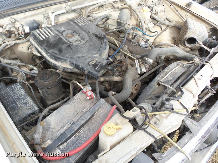 image for item K6305 1998 Nissan Frontier King Cab pickup truck