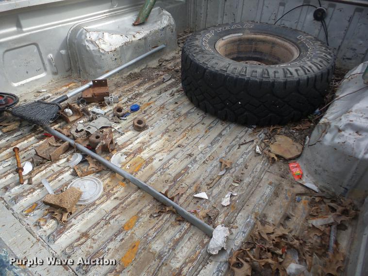 image for item K6305 1998 Nissan Frontier King Cab pickup truck