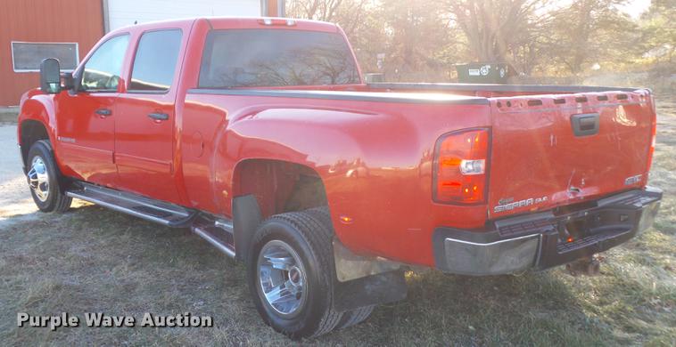 image for item L5645 2008 GMC Sierra 3500HD Crew Cab pickup truck