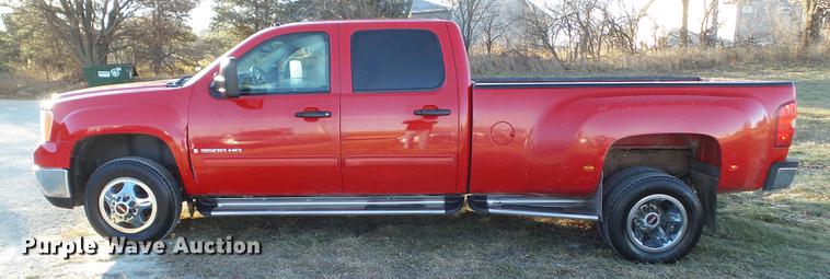 image for item L5645 2008 GMC Sierra 3500HD Crew Cab pickup truck