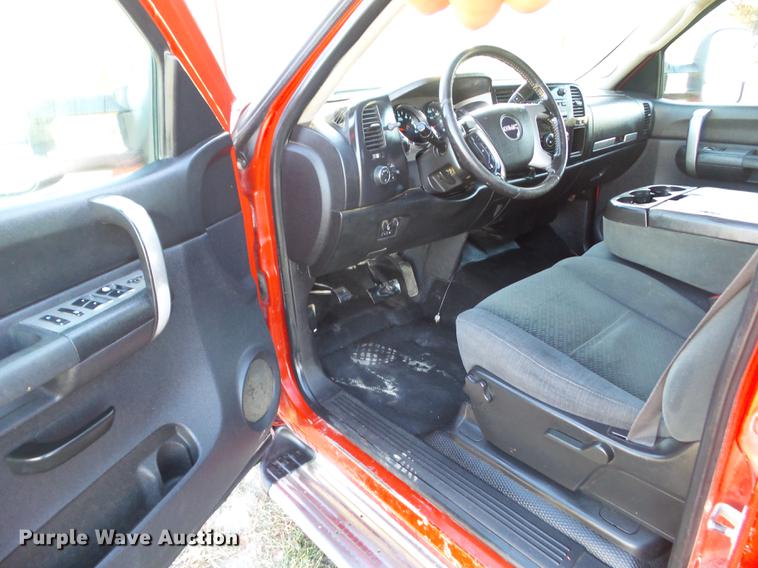 image for item L5645 2008 GMC Sierra 3500HD Crew Cab pickup truck