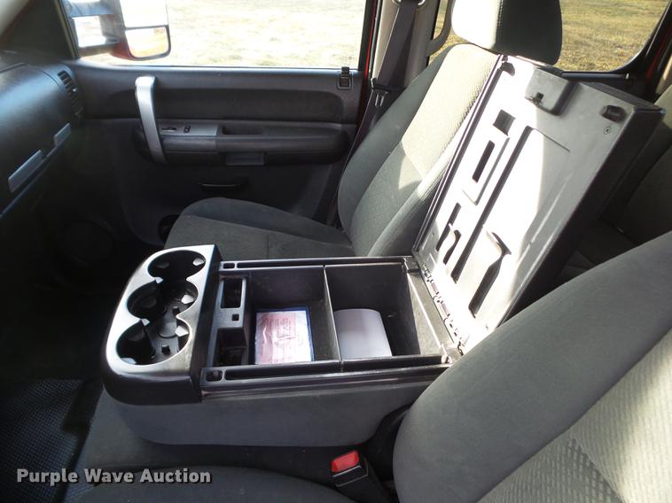 image for item L5645 2008 GMC Sierra 3500HD Crew Cab pickup truck