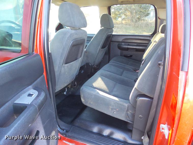 image for item L5645 2008 GMC Sierra 3500HD Crew Cab pickup truck