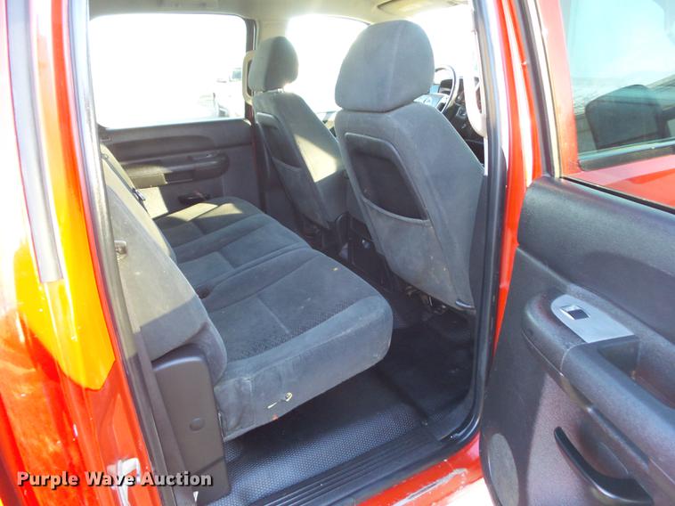 image for item L5645 2008 GMC Sierra 3500HD Crew Cab pickup truck