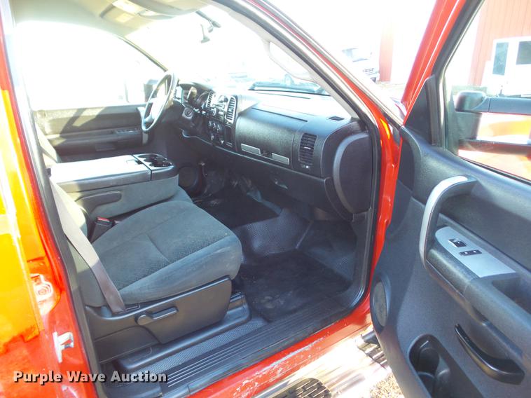 image for item L5645 2008 GMC Sierra 3500HD Crew Cab pickup truck