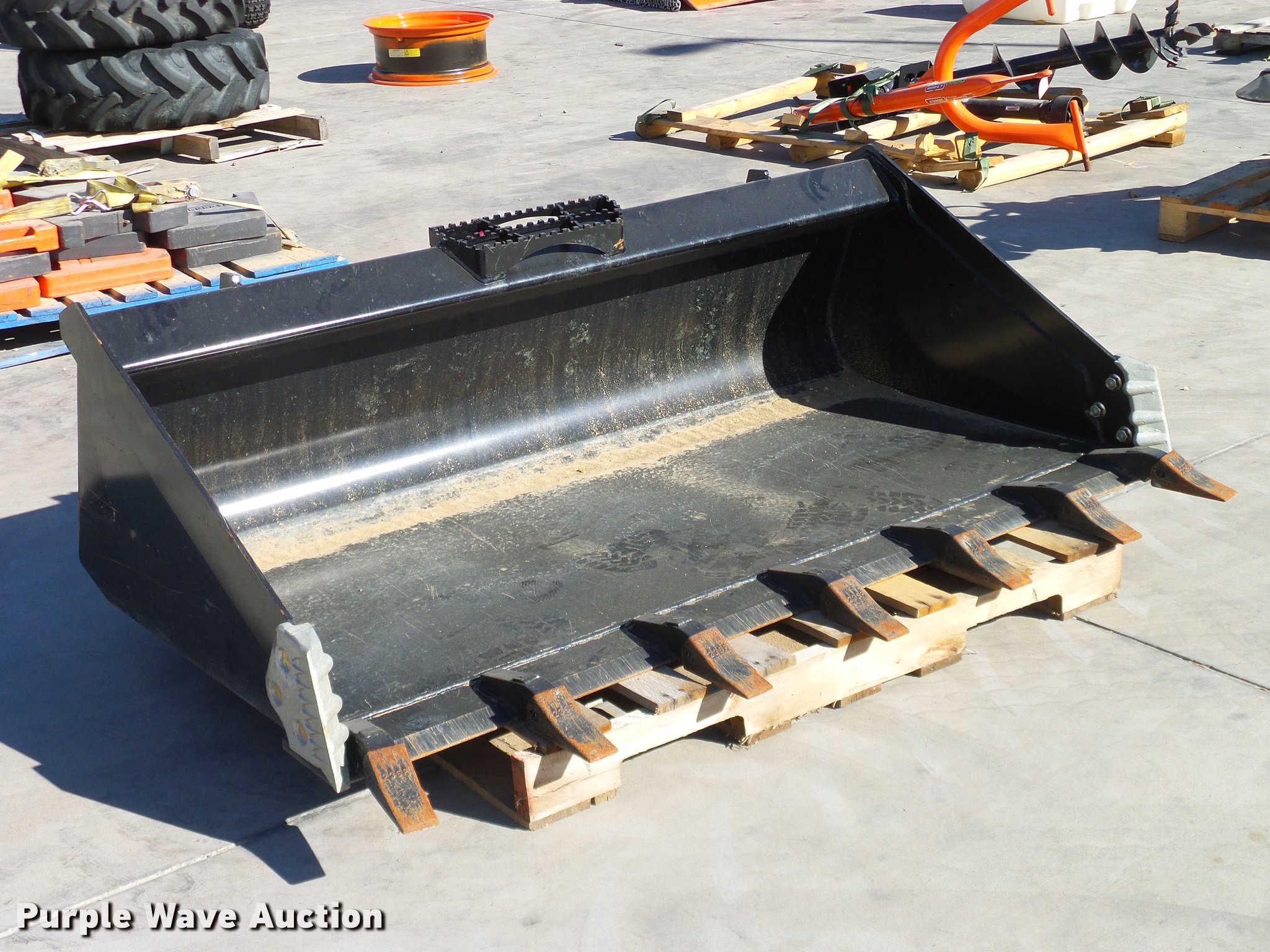 Kubota APHD68LLT skid steer bucket in Grapevine, TX Item AZ9287 sold