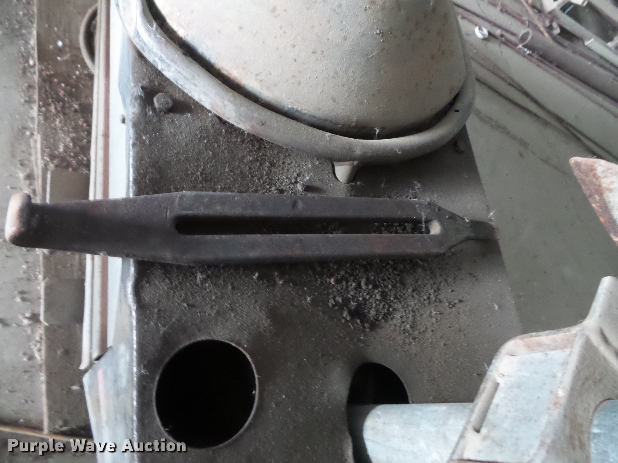 FMC 7600DP tire machine in Brookings, SD Item DB8023 sold Purple Wave