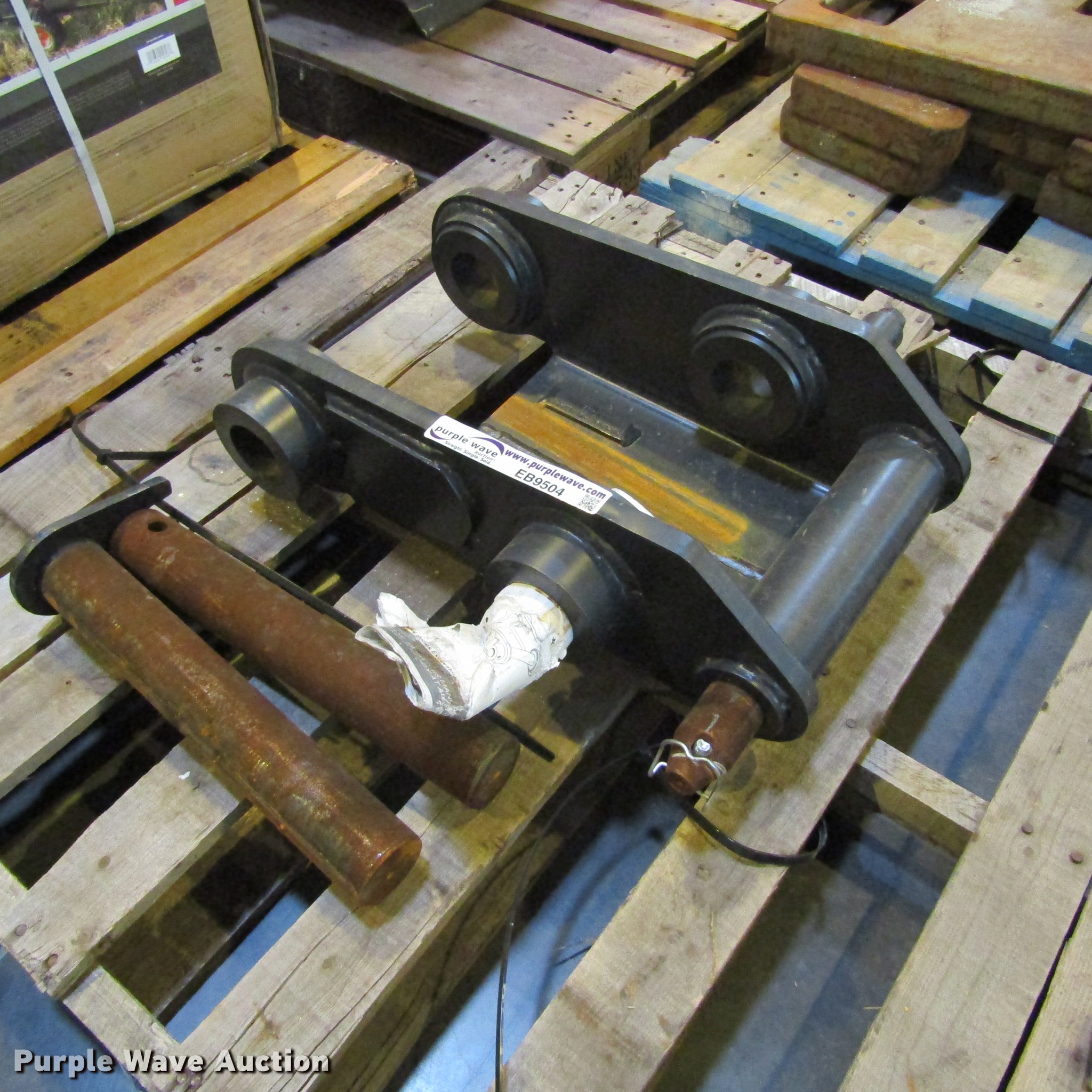 Kubota K7402 excavator quick attach coupler in Grapevine, TX Item