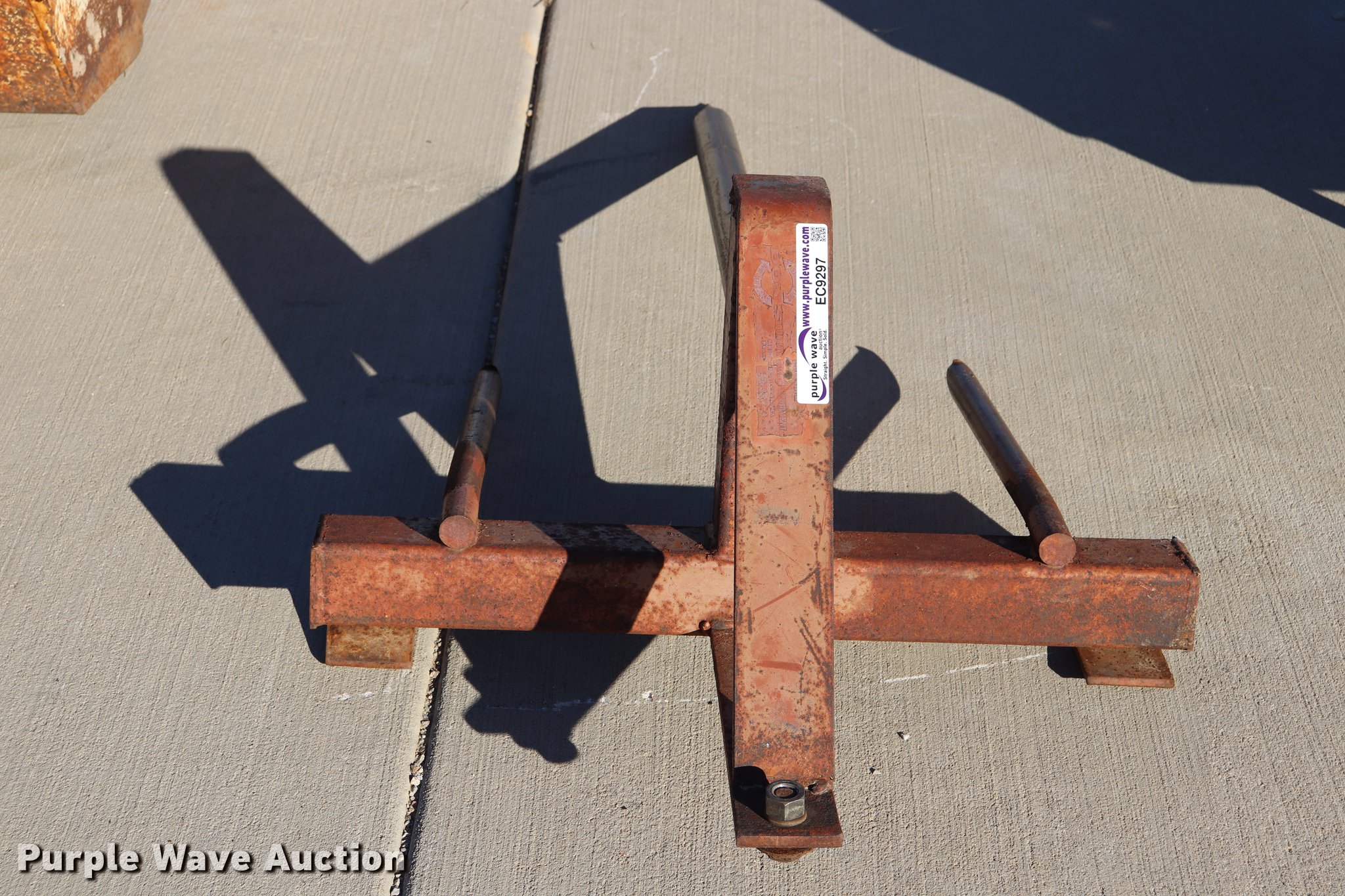 Bale spear in Kiefer, OK Item EC9297 sold Purple Wave