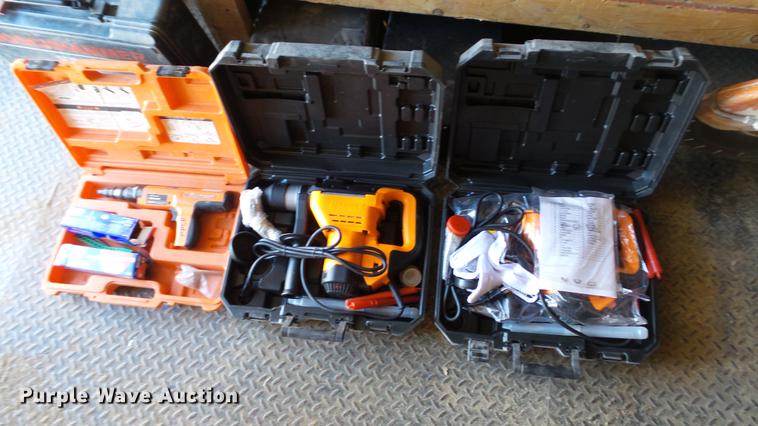 image for item AP9529 2004 Lone Star Trailers enclosed cargo trailer and tools