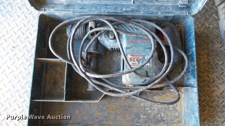 image for item AP9529 2004 Lone Star Trailers enclosed cargo trailer and tools