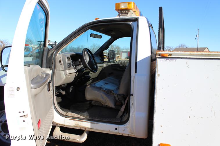 image for item BE9383 2001 Ford F550 utility truck