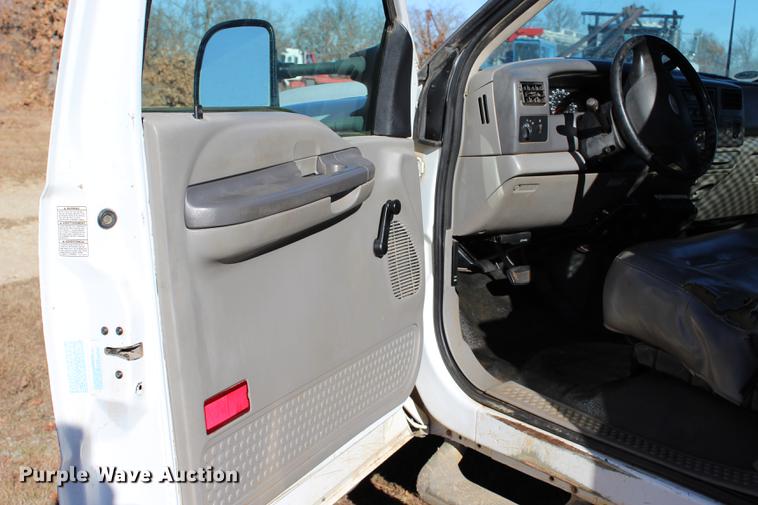 image for item BE9383 2001 Ford F550 utility truck