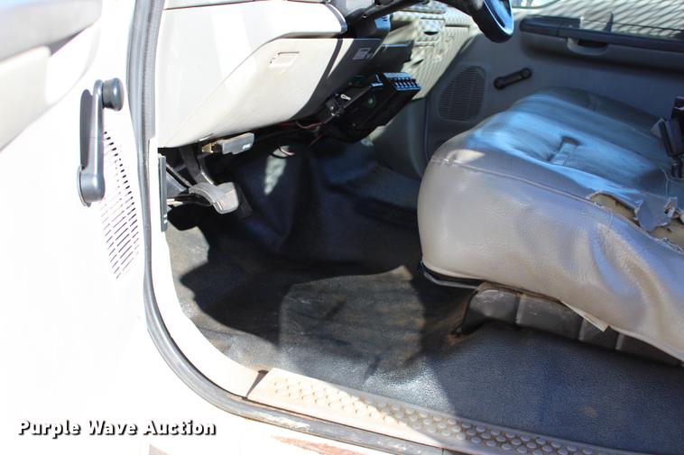 image for item BE9383 2001 Ford F550 utility truck