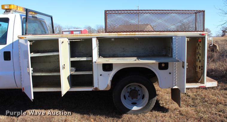 image for item BE9383 2001 Ford F550 utility truck