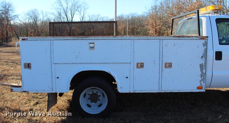 image for item BE9383 2001 Ford F550 utility truck