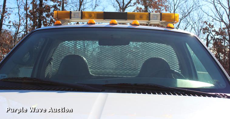 image for item BE9383 2001 Ford F550 utility truck