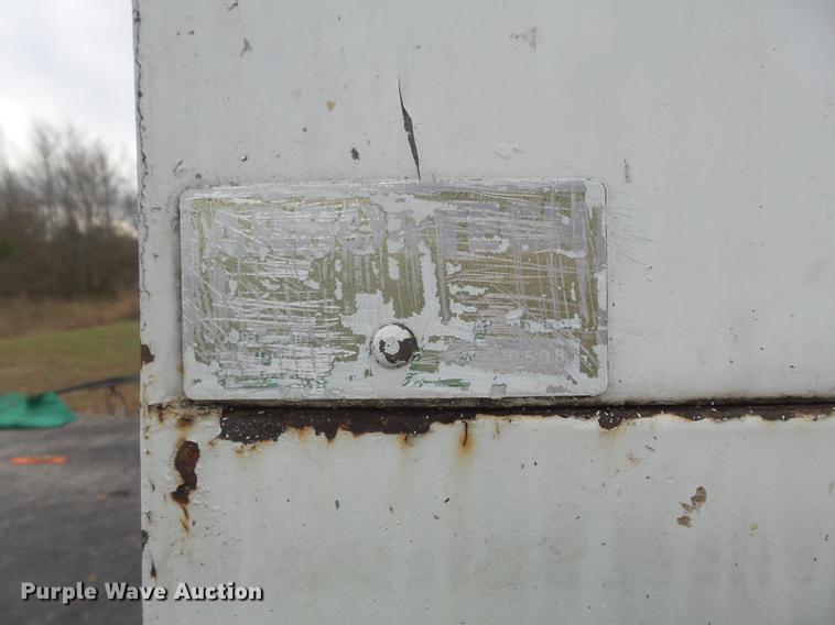 image for item CC9724 2002 Chevrolet C7500 bucket truck