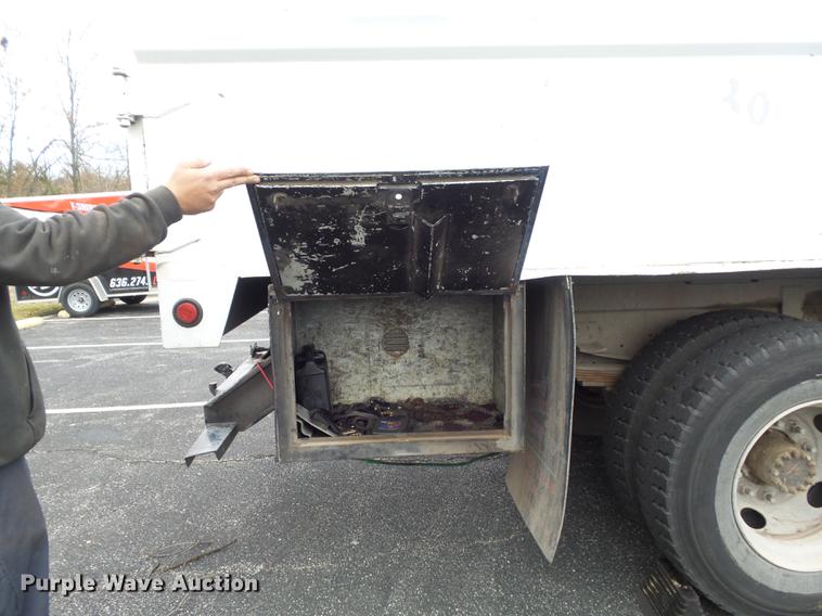 image for item CC9724 2002 Chevrolet C7500 bucket truck