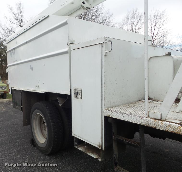 image for item CC9724 2002 Chevrolet C7500 bucket truck