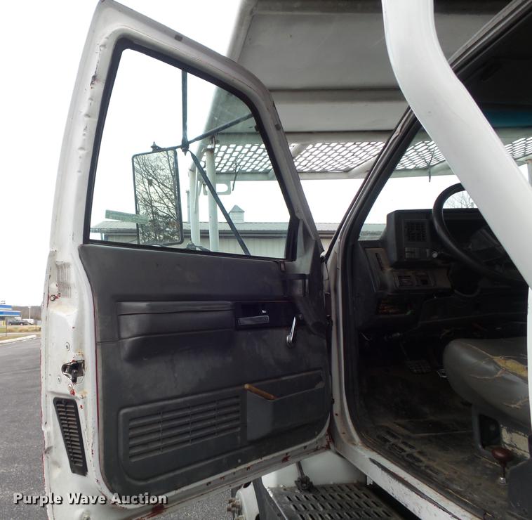 image for item CC9724 2002 Chevrolet C7500 bucket truck