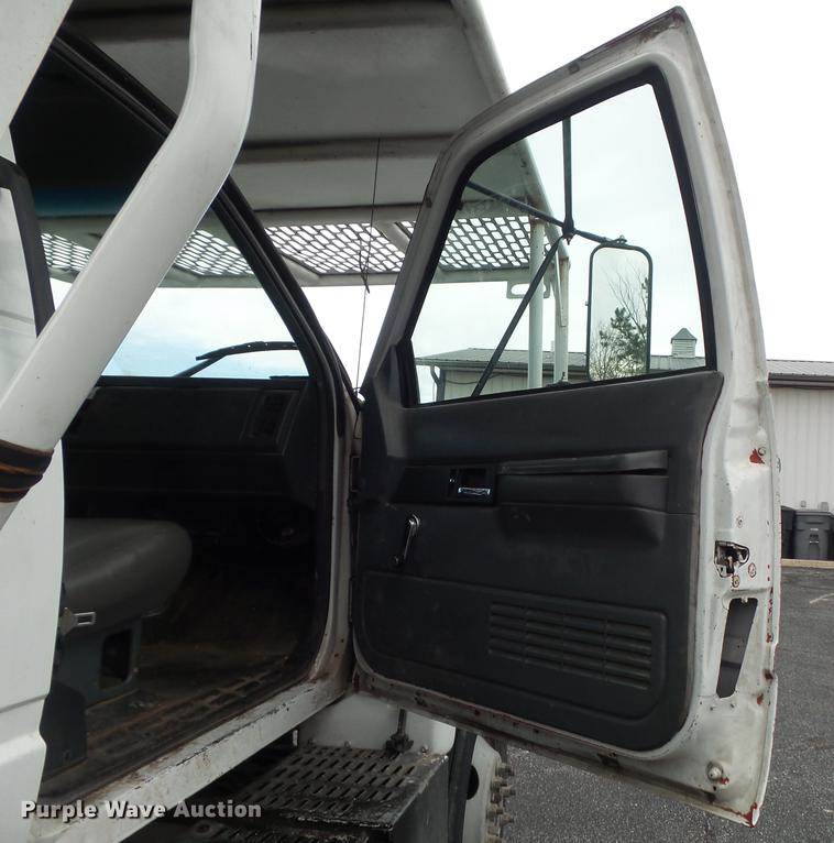 image for item CC9724 2002 Chevrolet C7500 bucket truck