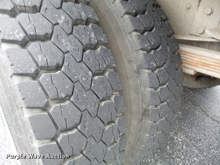 image for item CC9724 2002 Chevrolet C7500 bucket truck