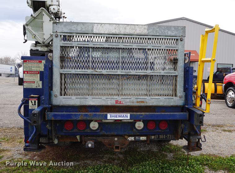 image for item DA1462 2006 Ford F550 utility bed truck with crane