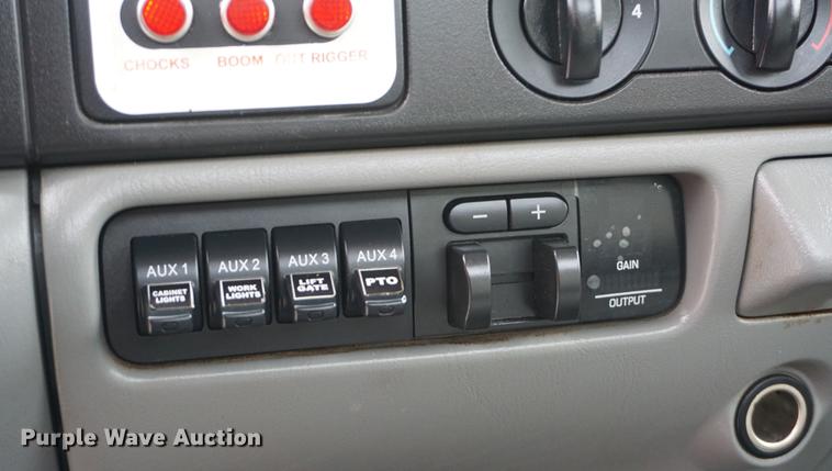 image for item DA1462 2006 Ford F550 utility bed truck with crane