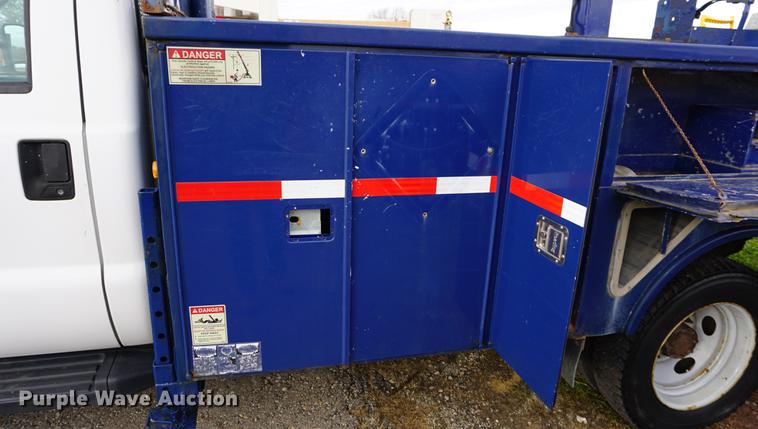 image for item DA1462 2006 Ford F550 utility bed truck with crane