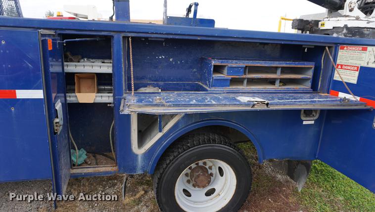 image for item DA1462 2006 Ford F550 utility bed truck with crane