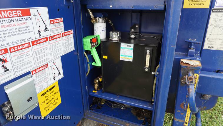 image for item DA1462 2006 Ford F550 utility bed truck with crane