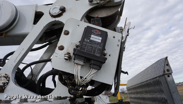 image for item DA1462 2006 Ford F550 utility bed truck with crane