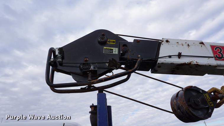 image for item DA1462 2006 Ford F550 utility bed truck with crane