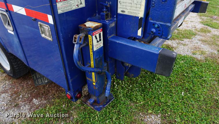 image for item DA1462 2006 Ford F550 utility bed truck with crane