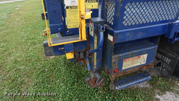 image for item DA1462 2006 Ford F550 utility bed truck with crane