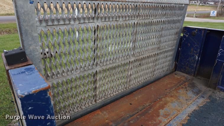 image for item DA1462 2006 Ford F550 utility bed truck with crane