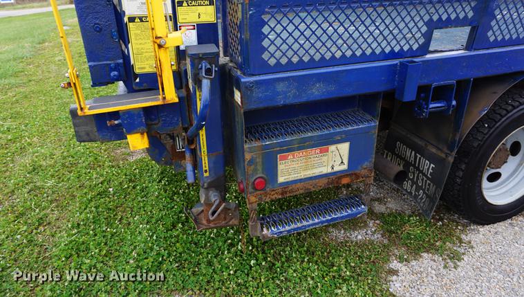 image for item DA1462 2006 Ford F550 utility bed truck with crane