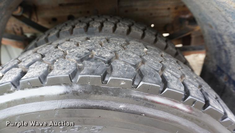 image for item DA1462 2006 Ford F550 utility bed truck with crane