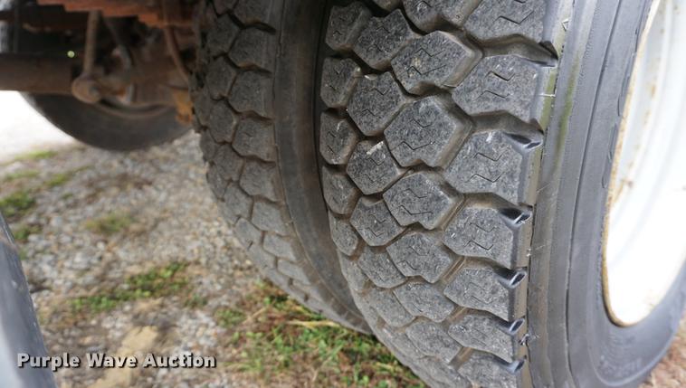 image for item DA1462 2006 Ford F550 utility bed truck with crane