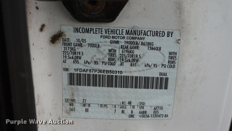 image for item DA1462 2006 Ford F550 utility bed truck with crane