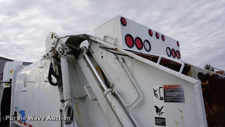 image for item DA1464 2005 Isuzu NPC75C refuse truck