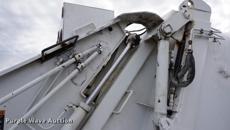 image for item DA1464 2005 Isuzu NPC75C refuse truck