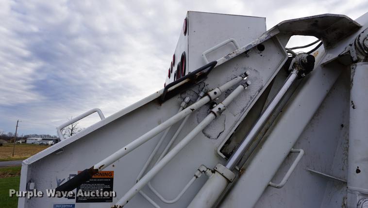 image for item DA1464 2005 Isuzu NPC75C refuse truck