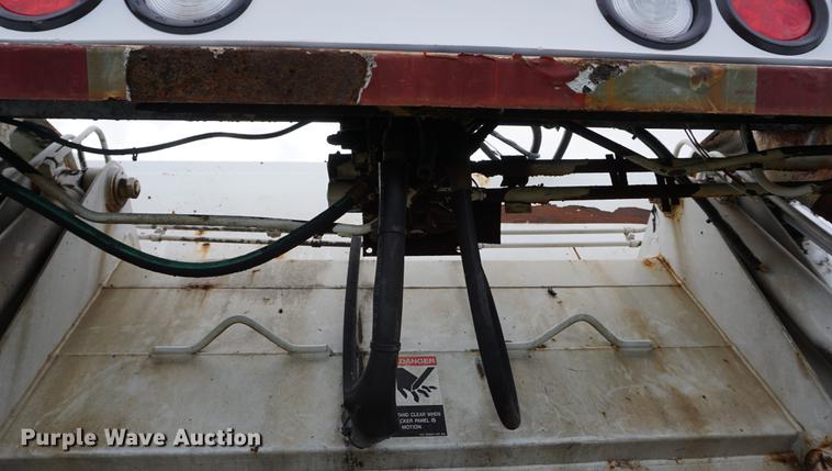 image for item DA1464 2005 Isuzu NPC75C refuse truck