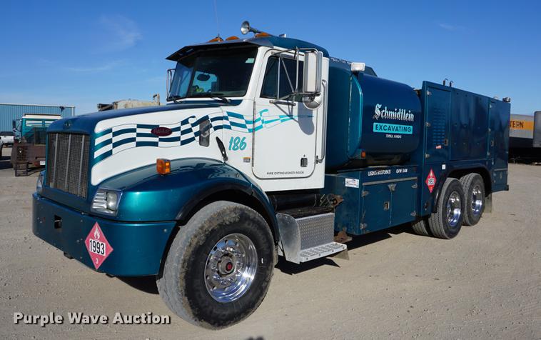 image for item DA1483 2003 Peterbilt 330 service truck