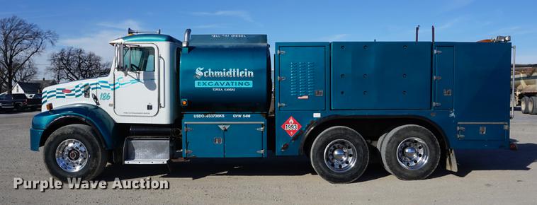 image for item DA1483 2003 Peterbilt 330 service truck